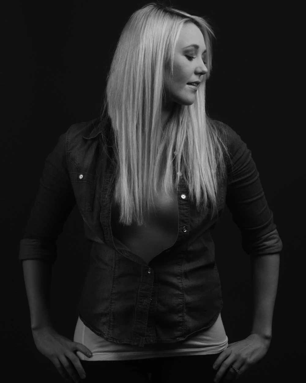 Black and white portrait of a woman looking to the side